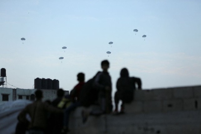 'Ngựa thồ' C-130 Mỹ thả 38.000 suất ăn xuống Dải Gaza- Ảnh 4.