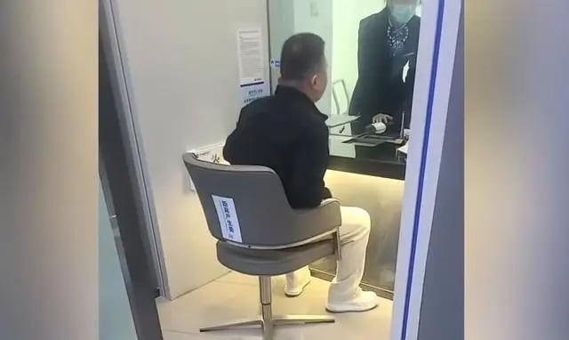 Đi ngân hàng bị nhân viên hỏi 