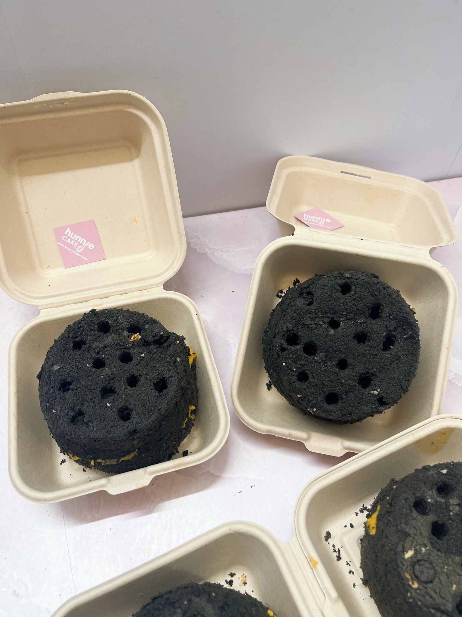 Bánh than tổ ong có gì đặc biệt mà 'hot rần rần' trên mạng?- Ảnh 1.