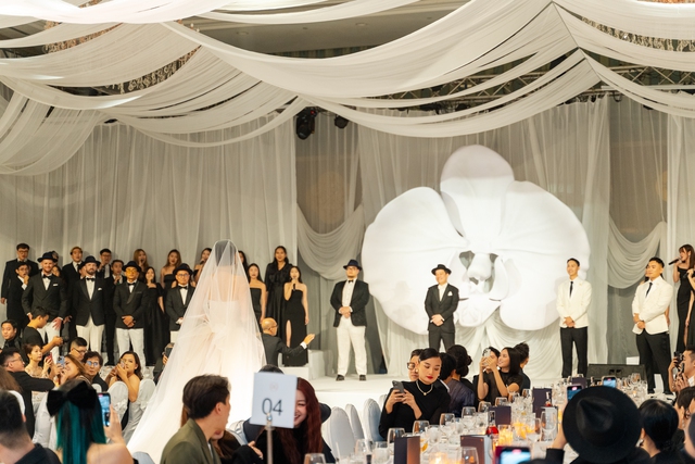 Đám cưới siêu mẫu Tuyết Lan: Cô dâu diện váy cưới gợi cảm, khoảnh khắc trên lễ đường cùng chú rể gây xúc động- Ảnh 8. Đám cưới siêu mẫu Tuyết Lan: Cô dâu diện váy cưới gợi cảm, khoảnh khắc trên lễ đường cùng chú rể gây xúc động- Ảnh 8.