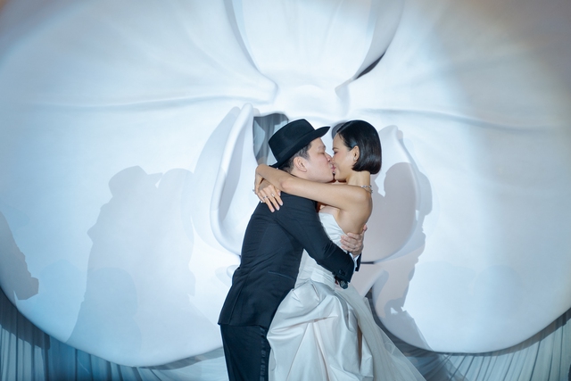 Đám cưới siêu mẫu Tuyết Lan: Cô dâu diện váy cưới gợi cảm, khoảnh khắc trên lễ đường cùng chú rể gây xúc động- Ảnh 5. Đám cưới siêu mẫu Tuyết Lan: Cô dâu diện váy cưới gợi cảm, khoảnh khắc trên lễ đường cùng chú rể gây xúc động- Ảnh 5.