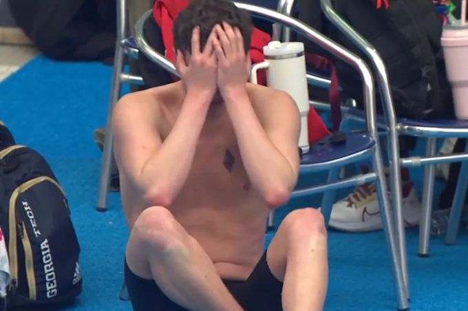 Ăn mừng quá lố khi về đích, kình ngư bị tước HCV trong nước mắt- Ảnh 2.