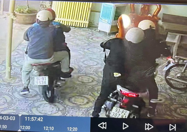 Cướp tiệm vàng ở Bình Dương, nhóm đối tượng nghi dùng súng đe dọa- Ảnh 1.