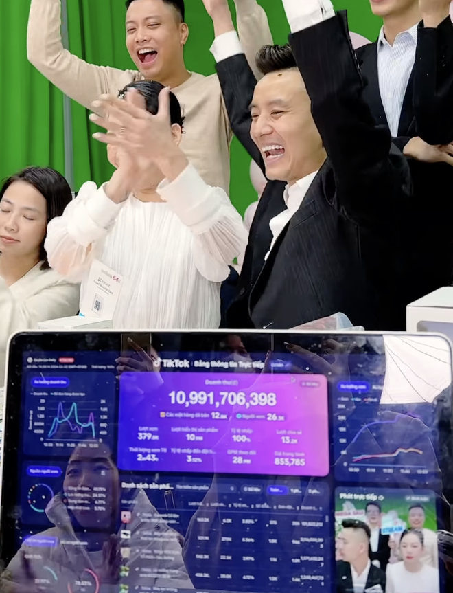 Quyền Leo Daily - Chủ kênh TikTok vừa có phiên livestream bán hàng thu về hơn 72 tỷ đồng sau 12 tiếng là ai?- Ảnh 2.