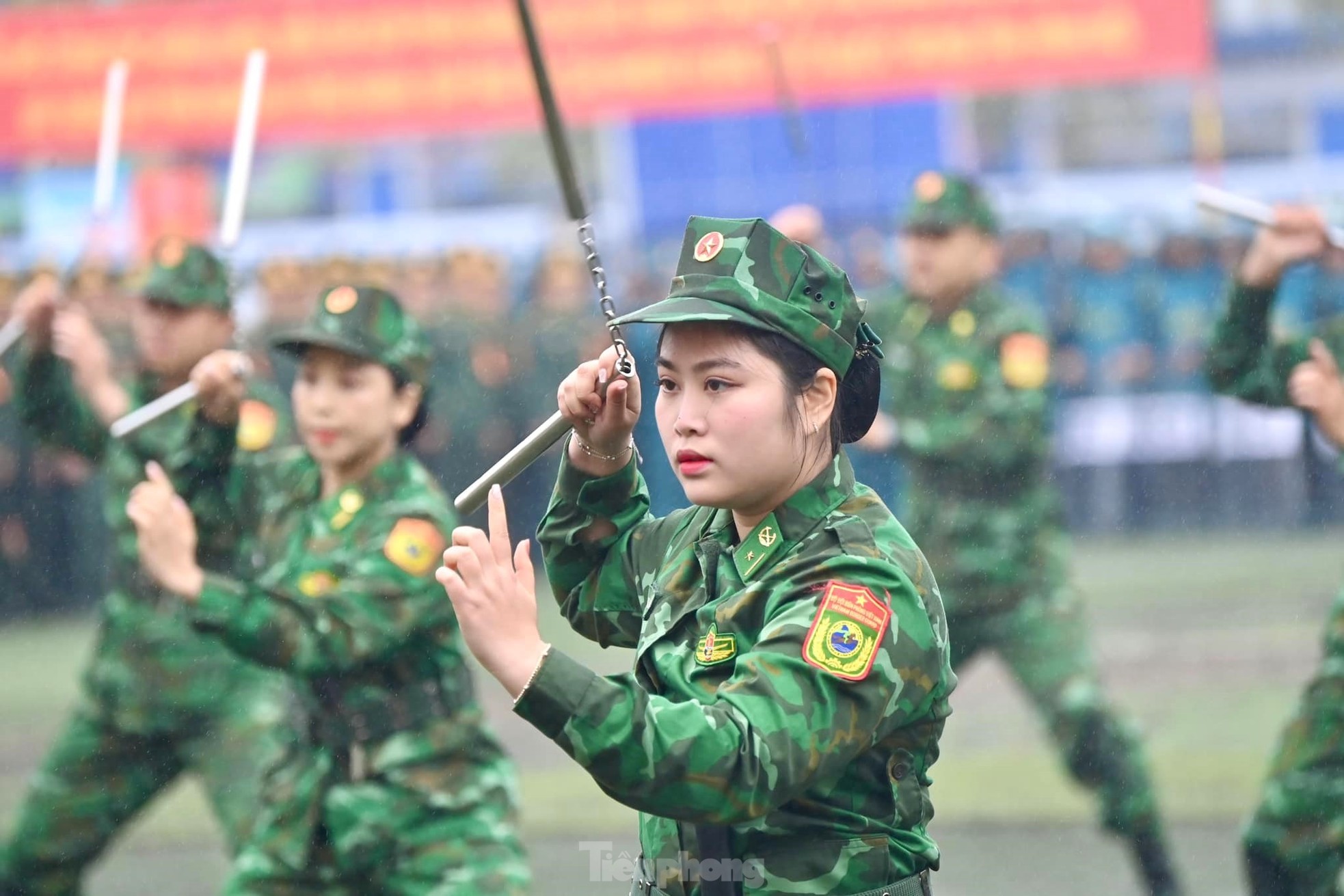 Những nữ chiến sĩ biên phòng xinh đẹp biểu diễn võ thuật, khí công- Ảnh 4.