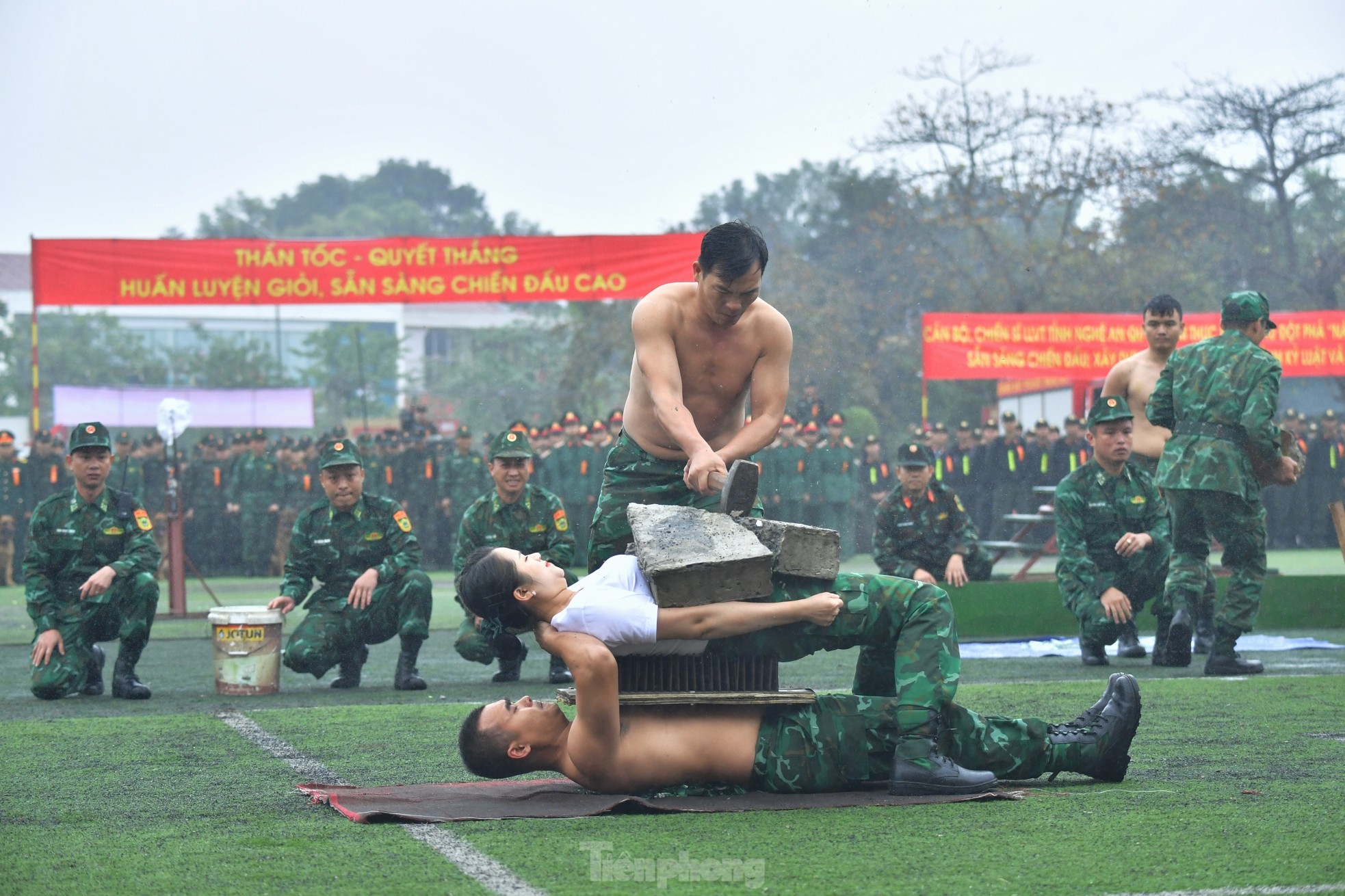 Những nữ chiến sĩ biên phòng xinh đẹp biểu diễn võ thuật, khí công- Ảnh 8.