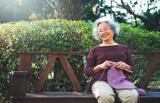 U70, lương 17 triệu đồng, tôi đến ở cùng con gái, nhưng nghe con rể nói 1 câu mà bỏ về trong đêm: Tuổi già sai lầm khi sống dựa vào con cái- Ảnh 1.