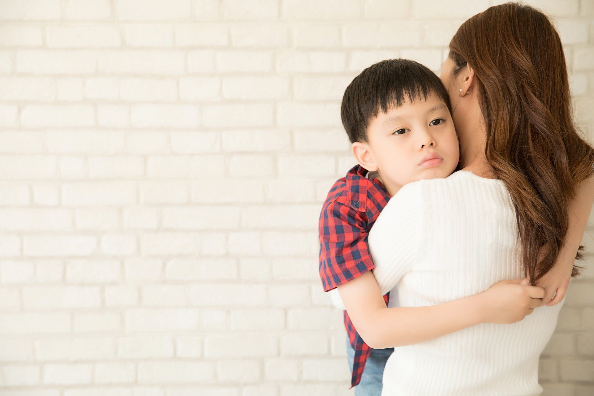 Nửa đêm, con trai ôm gối sang phòng hỏi một câu mà vợ chồng tôi rưng rưng nước mắt- Ảnh 1.