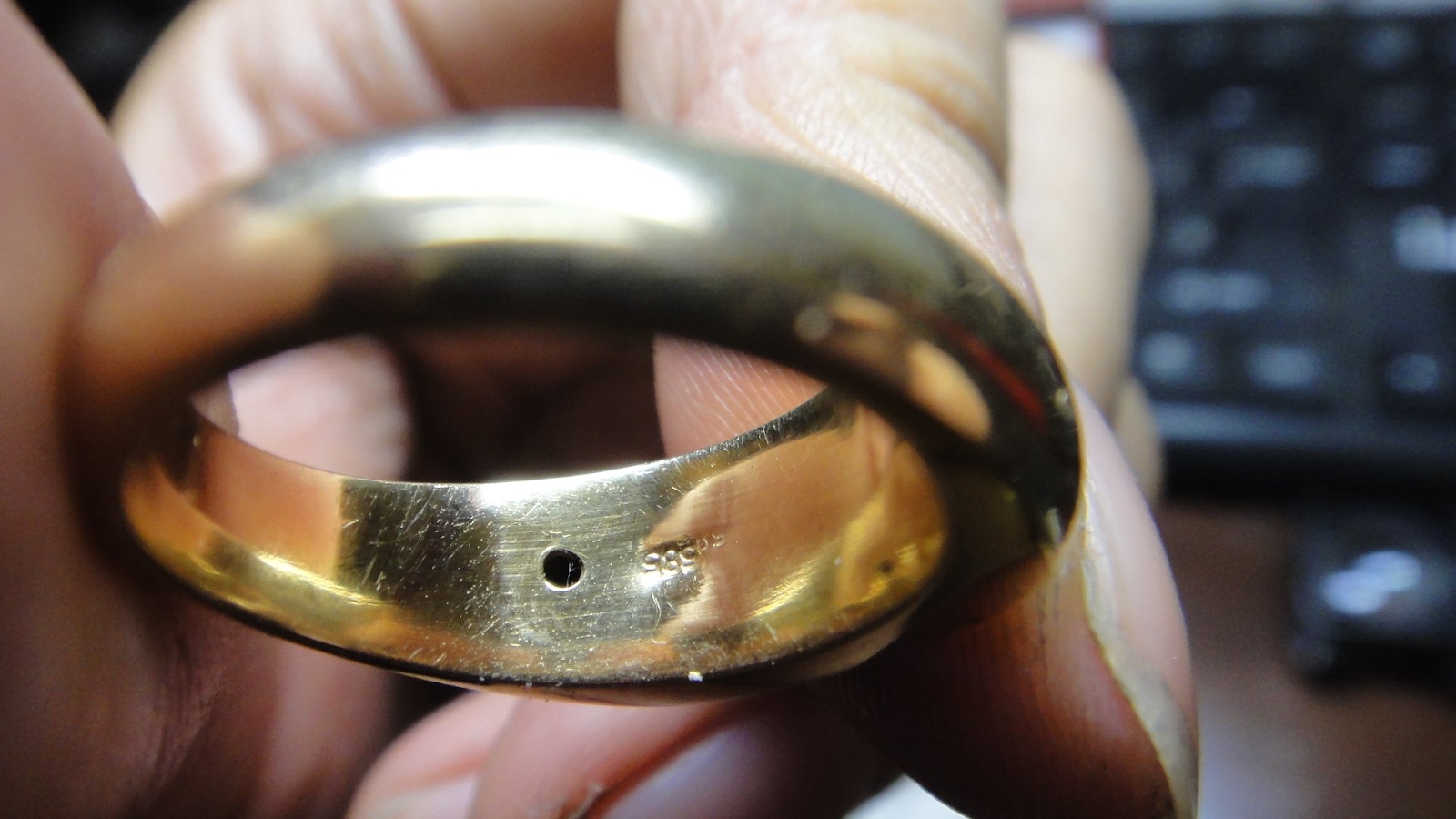 Mua lại chiếc nhẫn vàng của khách với giá hơn 27 triệu đồng, ông chủ tiệm kim hoàn phẫn uất khi phát hiện bên trong có 