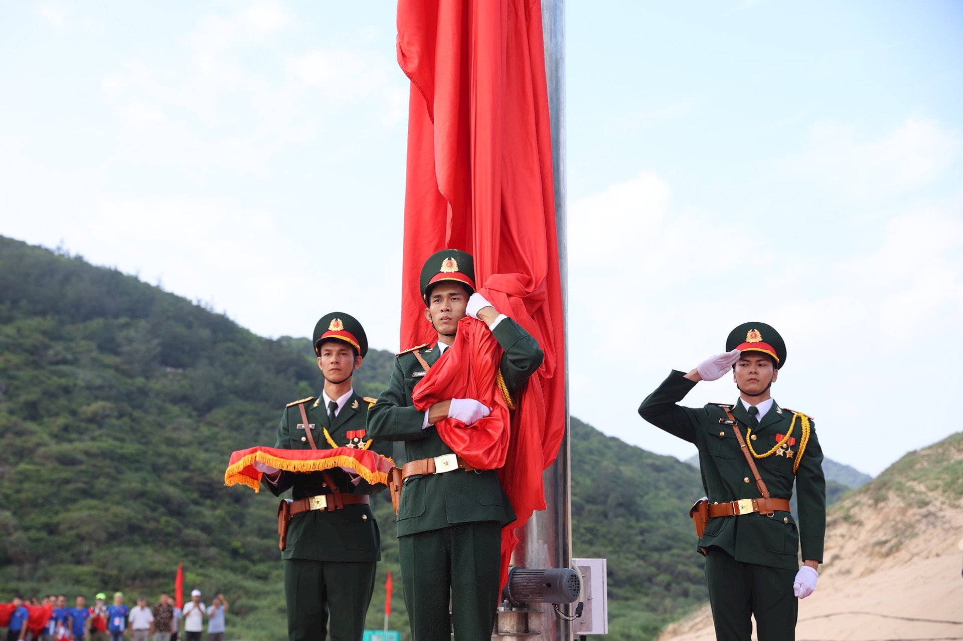 Xúc động lễ thượng cờ Tổ quốc tại Giải Tiền Phong Marathon 2024- Ảnh 2.