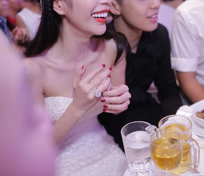Showbiz Việt có hôn lễ khủng của sao nữ và cầu thủ: Dàn xe đón dâu 20 tỷ, số tiền mừng cưới gây choáng- Ảnh 7.