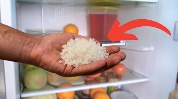 Đặt bát muối trong tủ lạnh có công dụng gì?- Ảnh 1.