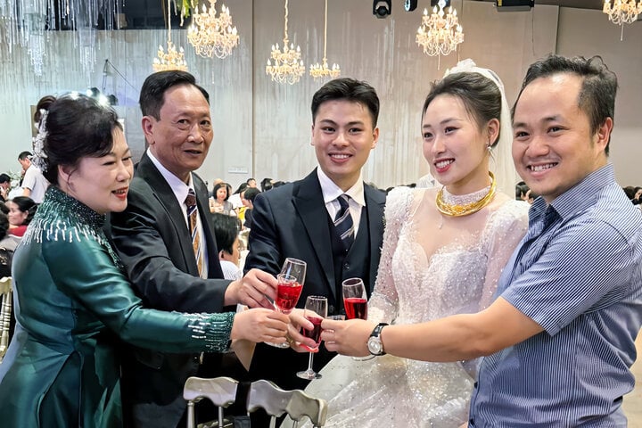 Bác sỹ Hà Nội bất ngờ được mời ăn cưới nữ bệnh nhân 6 năm trước- Ảnh 1.