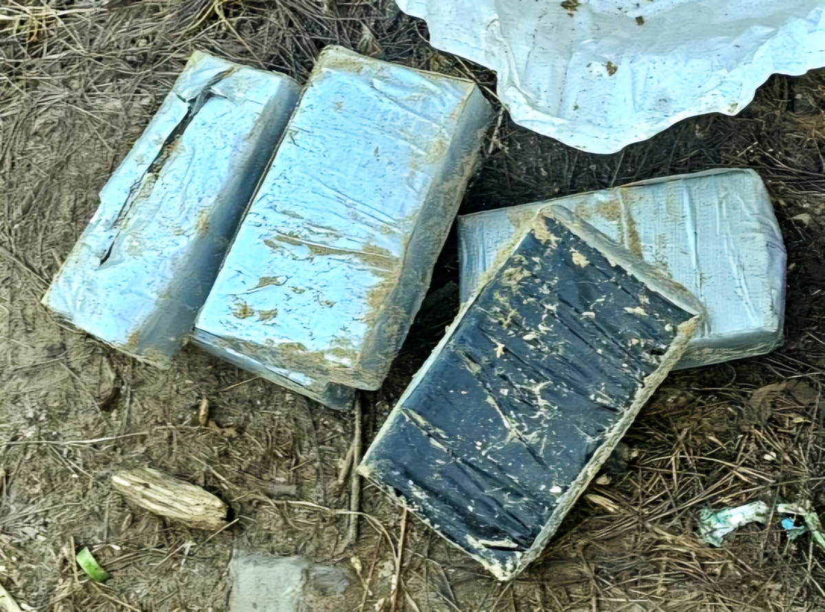 Lại phát hiện bao tải nghi chứa ma túy trôi dạt vào bờ biển Vũng Tàu- Ảnh 1.