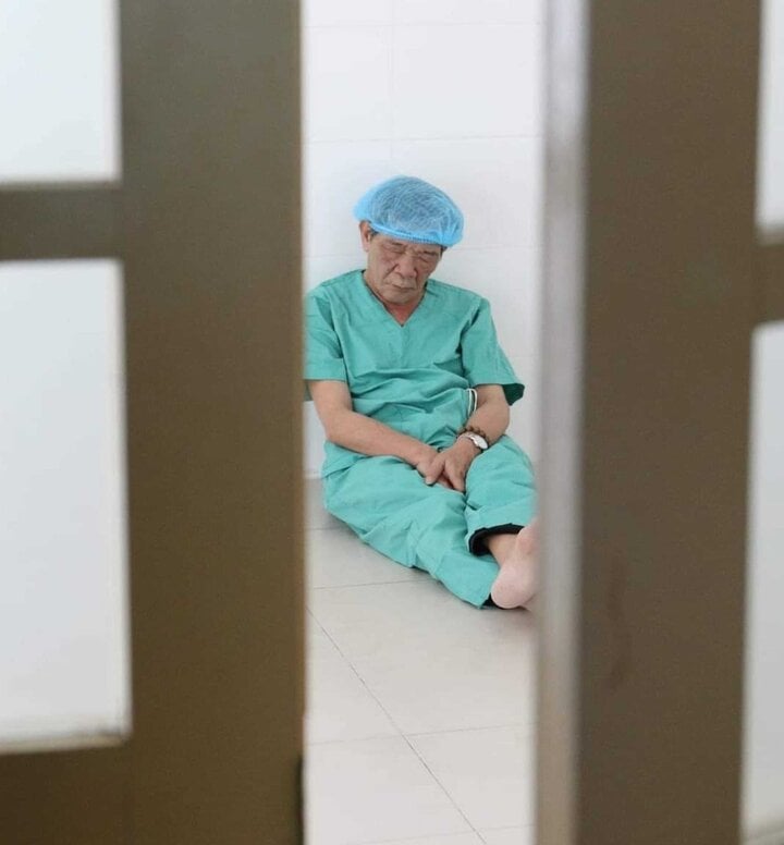 Chia sẻ của bác sỹ ngủ trên sàn hành lang bệnh viện sau 42 ca mổ mắt miễn phí- Ảnh 1.