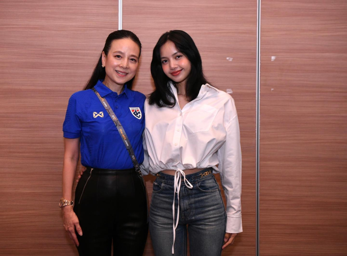 Khung hình quyền lực: Lisa (BlackPink) rạng rỡ bên Madam Pang, nhan sắc nữ Chủ tịch bóng đá Thái Lan ở tuổi 58 trẻ trung ngỡ ngàng- Ảnh 2.