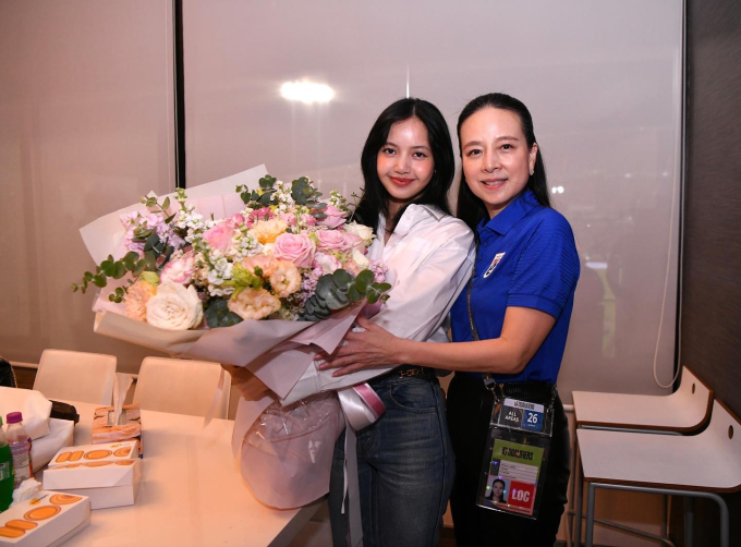 Khung hình quyền lực: Lisa (BlackPink) rạng rỡ bên Madam Pang, nhan sắc nữ Chủ tịch bóng đá Thái Lan ở tuổi 58 trẻ trung ngỡ ngàng- Ảnh 1.