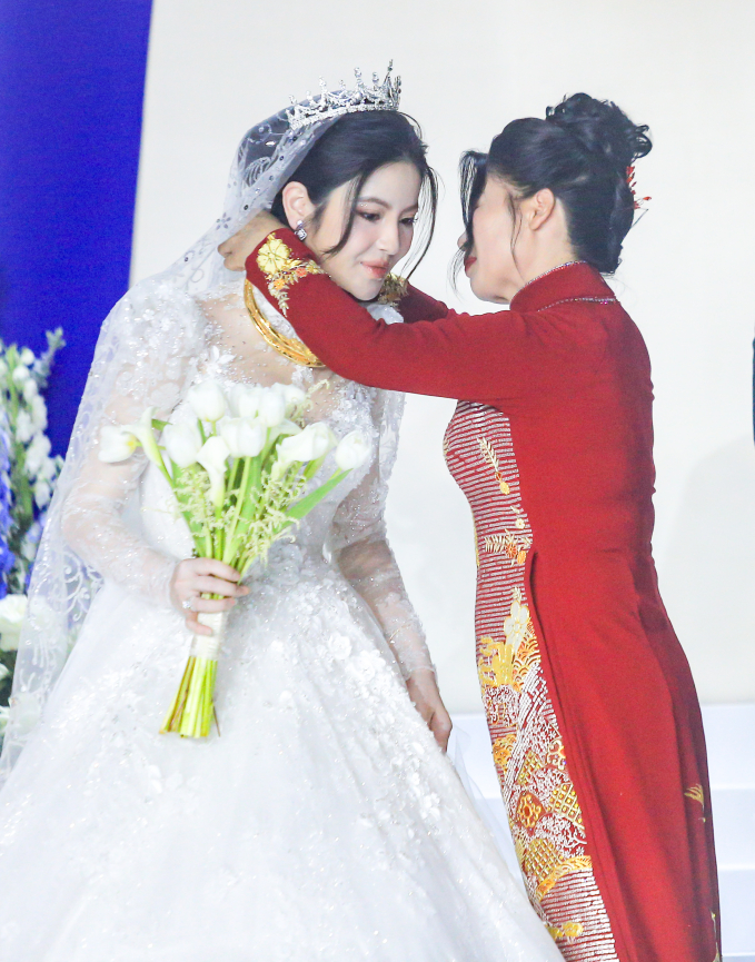 Mẹ Quang Hải nhảy cực sung trong đám cưới con trai, cưng Chu Thanh Huyền thế nào mà dân mạng phải 
