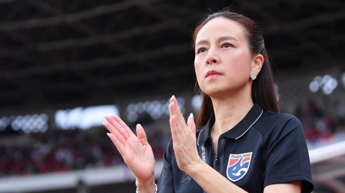 Khung hình quyền lực: Lisa (BlackPink) rạng rỡ bên Madam Pang, nhan sắc nữ Chủ tịch bóng đá Thái Lan ở tuổi 58 trẻ trung ngỡ ngàng- Ảnh 10.