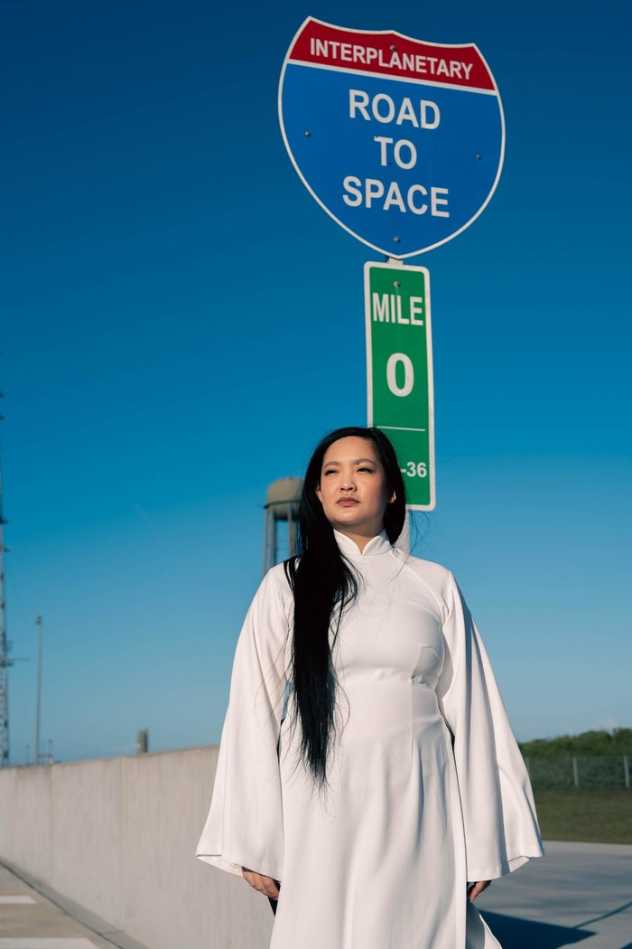 Amanda Nguyễn sẽ là nữ phi hành gia gốc Việt đầu tiên bay vào không gian trên tàu Blue Origin, tự hào nói: "Tôi là người Việt Nam"- Ảnh 1.