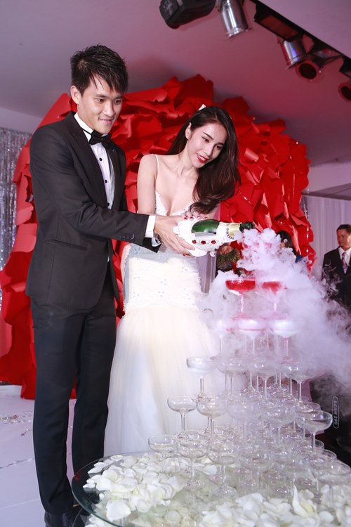 Showbiz Việt có hôn lễ khủng của sao nữ và cầu thủ: Dàn xe đón dâu 20 tỷ, số tiền mừng cưới gây choáng- Ảnh 4.