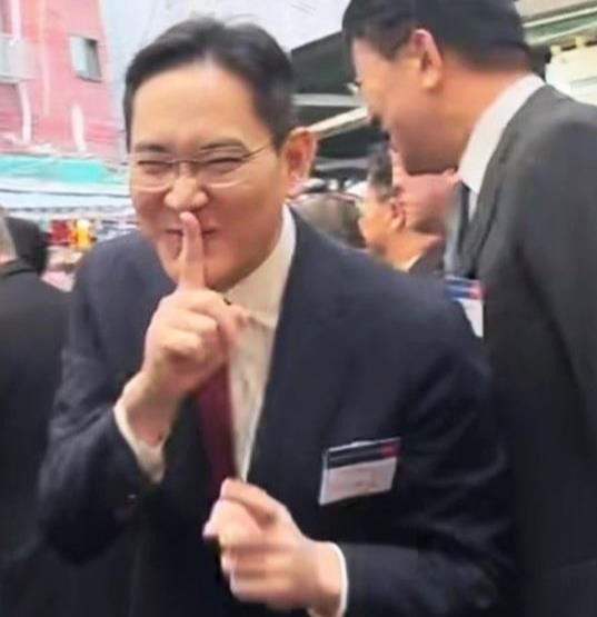 Thông tin bất ngờ về Chủ tịch Samsung - doanh nhân quyền lực nhất Hàn Quốc: Phong cách lãnh đạo khác xa người cha, có cả fanclub vì được ngưỡng mộ- Ảnh 4.