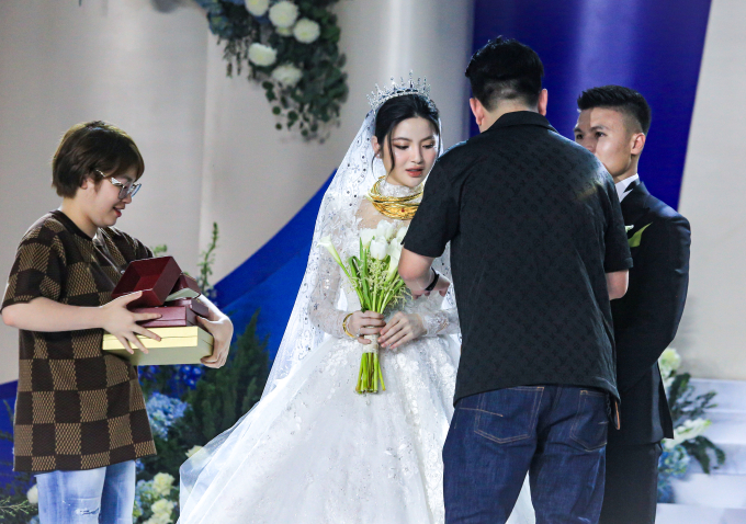 Không phải ruột thịt Chu Thanh Huyền và Quang Hải vẫn được vợ chồng này trao sương sương 6 cây vàng trị giá nửa tỉ đồng ngày cưới- Ảnh 1.