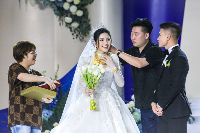 Không phải ruột thịt Chu Thanh Huyền và Quang Hải vẫn được vợ chồng này trao sương sương 6 cây vàng trị giá nửa tỉ đồng ngày cưới- Ảnh 3.