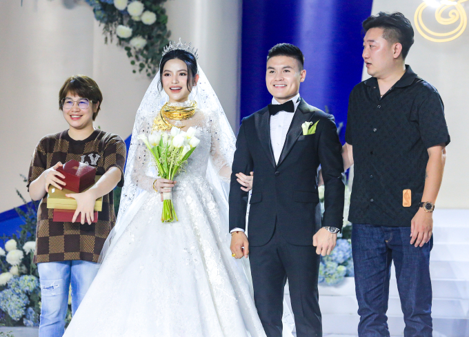 Không phải ruột thịt Chu Thanh Huyền và Quang Hải vẫn được vợ chồng này trao sương sương 6 cây vàng trị giá nửa tỉ đồng ngày cưới- Ảnh 4.