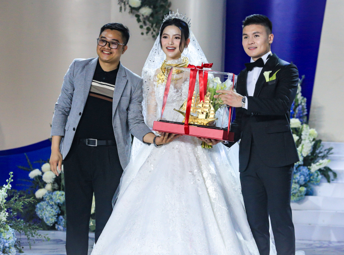 Không phải ruột thịt Chu Thanh Huyền và Quang Hải vẫn được vợ chồng này trao sương sương 6 cây vàng trị giá nửa tỉ đồng ngày cưới- Ảnh 5.