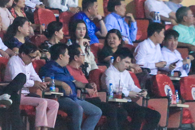 Hoa hậu Đỗ Mỹ Linh và chồng chủ tịch CLB Hà Nội ăn mừng hụt, nàng hậu biểu cảm cực dễ thương khi hiếm hoi xuất hiện ở SVĐ- Ảnh 7.