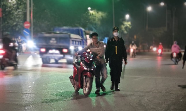 Cảnh sát 141 xử lý hàng chục thanh thiếu niên mang hung khí, 'đầu trần' diễu phố đêm cuối tuần- Ảnh 1.