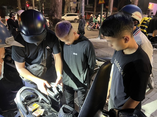 Cảnh sát 141 xử lý hàng chục thanh thiếu niên mang hung khí, 'đầu trần' diễu phố đêm cuối tuần- Ảnh 2.