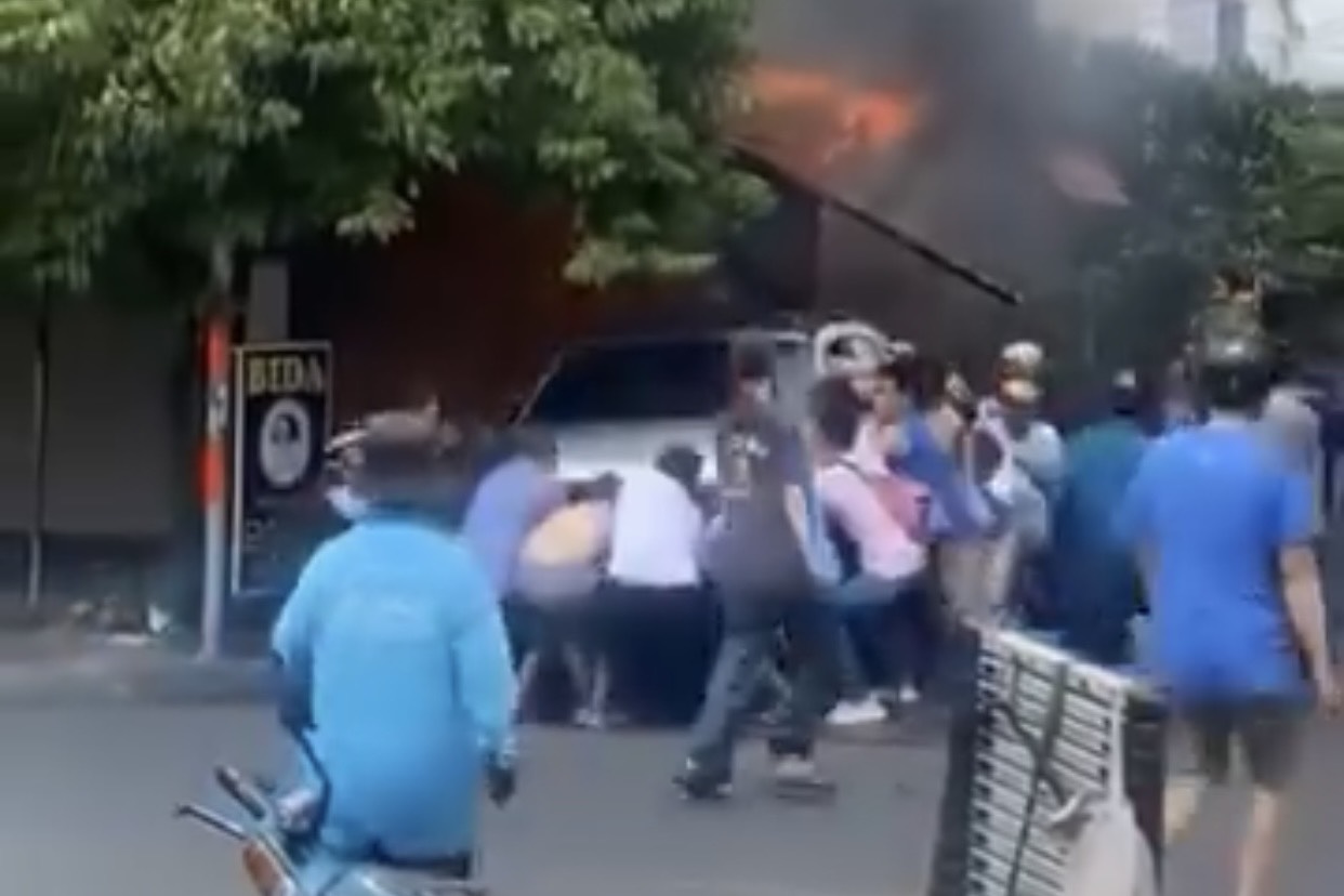 Gần 20 người chung tay đẩy ô tô ra khỏi khu vực cháy- Ảnh 1.