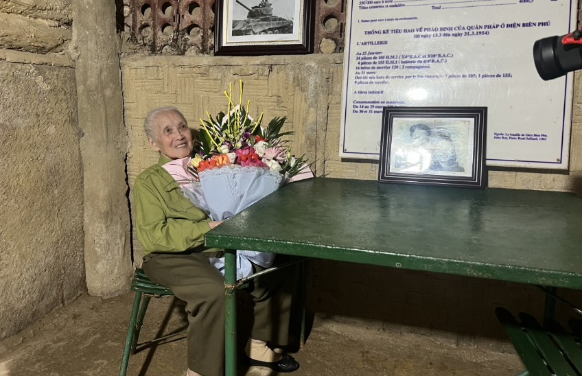 Nữ bác sĩ trở lại Điện Biên sau 70 năm đám cưới trong hầm Đờ Cát- Ảnh 1.