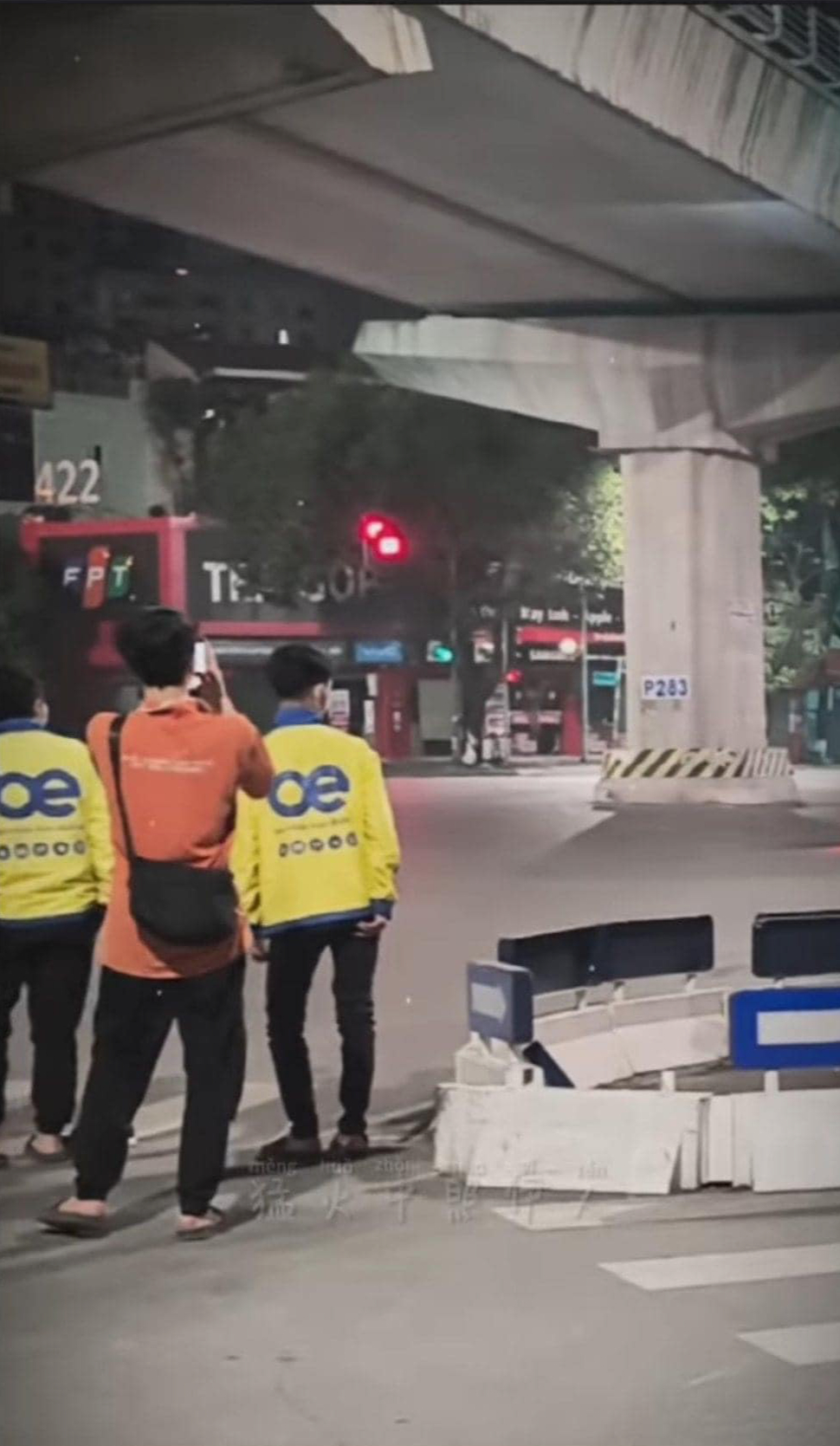 Phố Hà Nội náo loạn giữa đêm bởi nhóm thanh niên mặc áo xe ôm công nghệ, clip khiến bao người bức xúc- Ảnh 2.