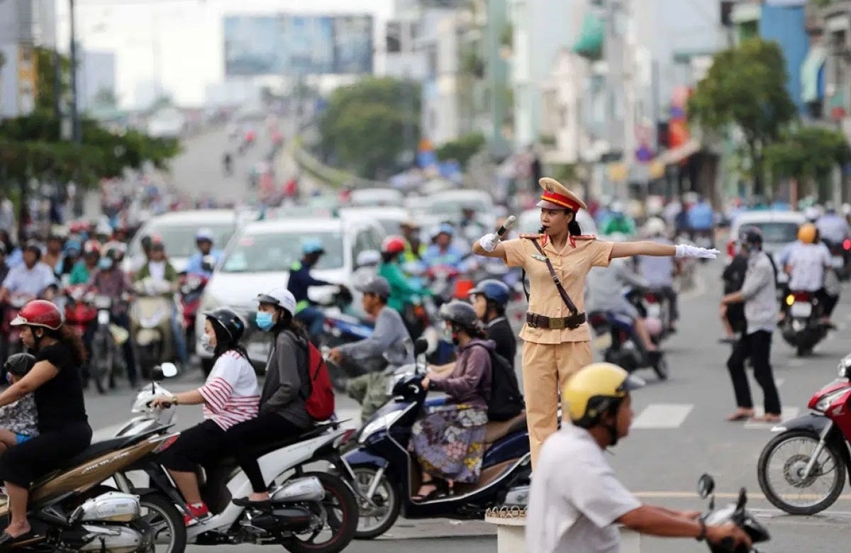 Chạy xe máy ngược chiều trên đường một chiều sẽ bị phạt như thế nào- Ảnh 2.