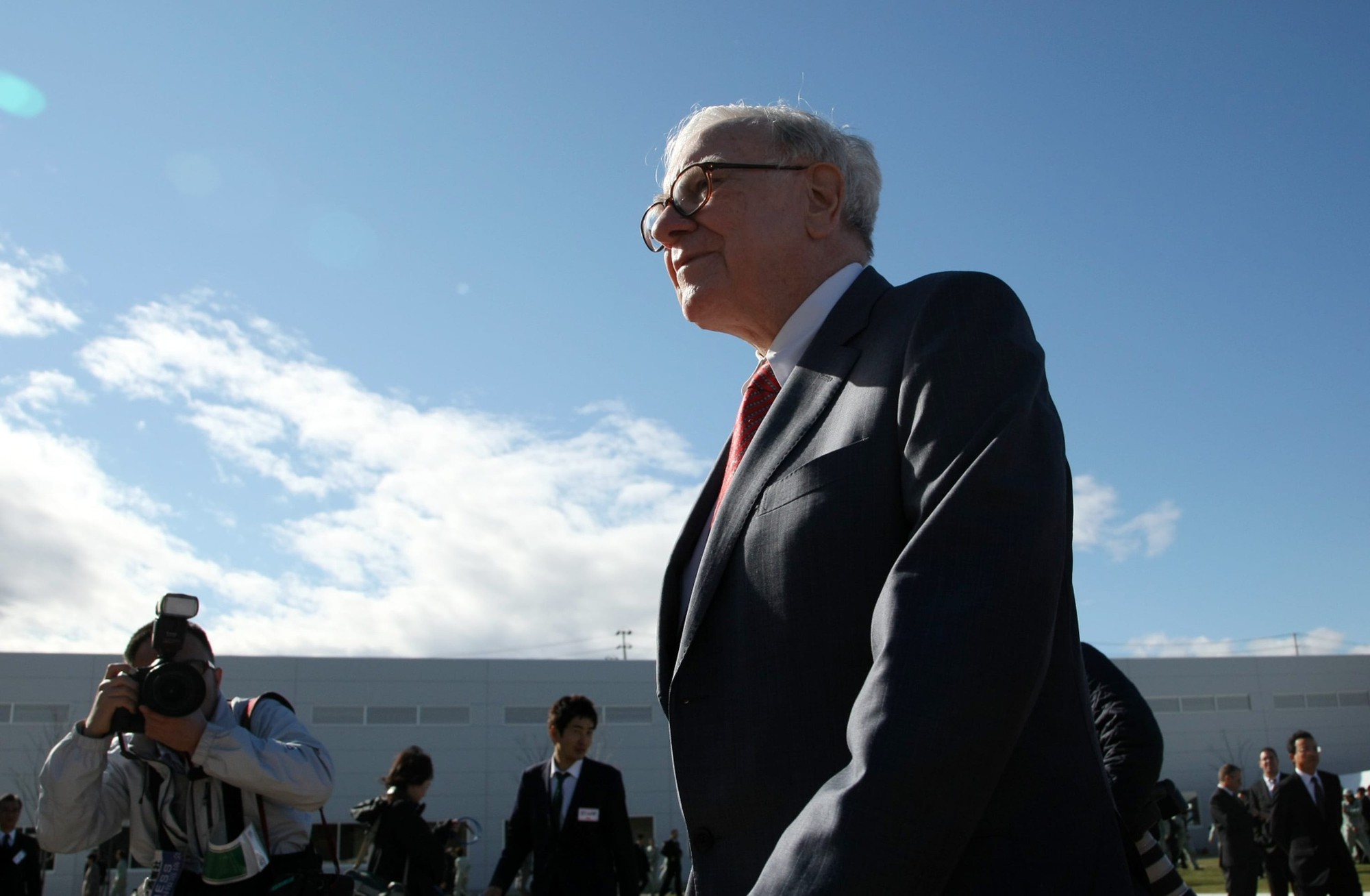 Lần đầu tiên trong lịch sử, Nhật Bản rơi vào cảnh khó xử vì canh bạc của cụ ông 93 tuổi Warren Buffett- Ảnh 7.
