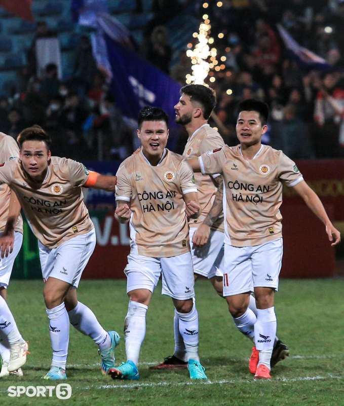 Quang Hải sau khi kết h&ocirc;n với Chu Thanh Huyền: Thăng hoa tr&ecirc;n s&acirc;n cỏ, &aacute;p lực 