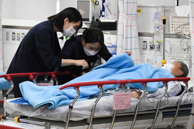 Khủng hoảng y tế Hàn Quốc: 30.000 bác sĩ và người thân xuống đường biểu tình, hơn 100 bệnh nhân phải 
