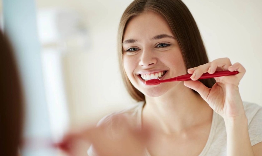Đánh răng trước hay sau ăn sáng tốt hơn? Câu trả lời của nha sĩ khiến nhiều người phải thay đổi thói quen lâu nay- Ảnh 2.