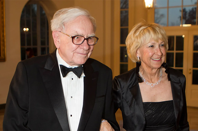 Từng 2 lần kết hôn, tỷ phú Warren Buffett đưa ra chân lý trong việc lựa chọn bạn đời: Muốn hôn nhân bền vững, hãy tìm người ít tham vọng!- Ảnh 4.