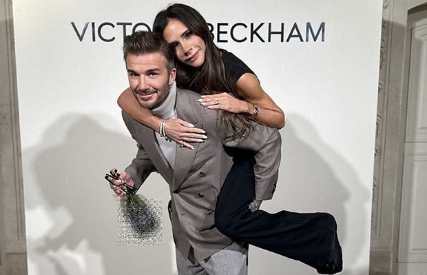 David Beckham gây sốt với loạt khoảnh khắc ân cần chăm sóc bà xã: 25 năm vẫn mặn nồng như ngày nào- Ảnh 1.