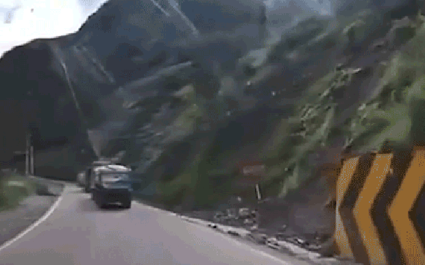 Đang đi thì núi lở, xe tải bị tảng đá khổng lồ nghiền nát, tài xế thoát nạn nhờ 1 hành động nhanh trí