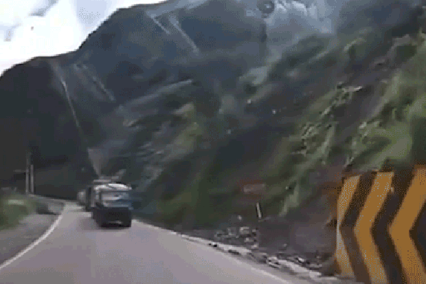 Đang đi thì núi lở, xe tải bị tảng đá khổng lồ nghiền nát, tài xế thoát nạn nhờ 1 hành động nhanh trí- Ảnh 1.