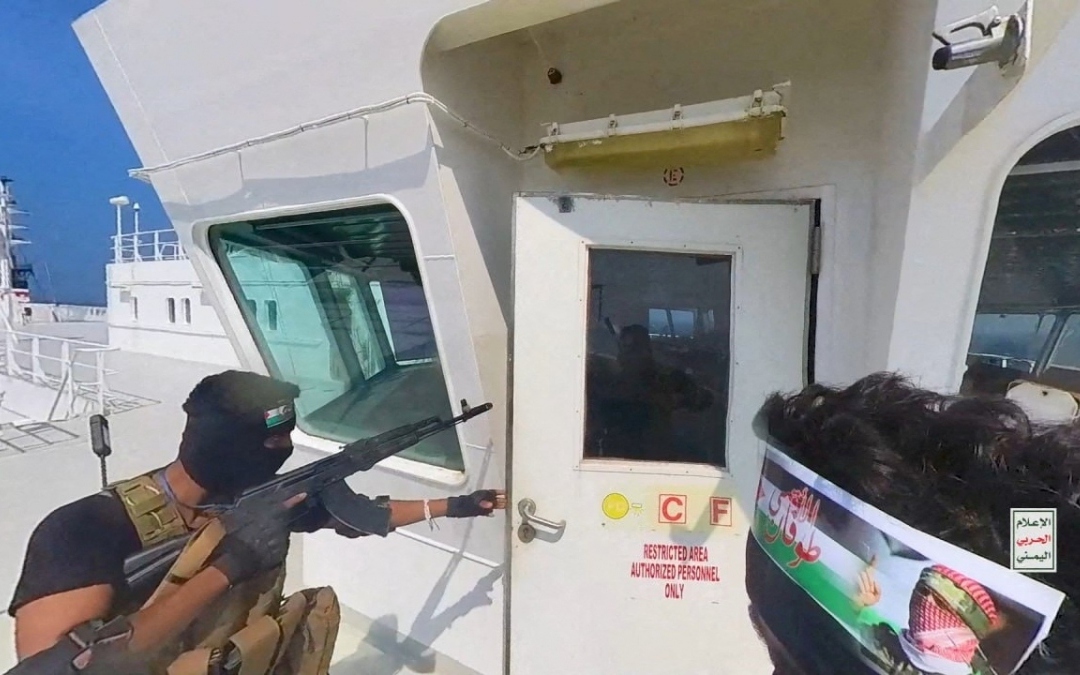 Houthi tấn công tàu Israel và chiến hạm Mỹ trên Biển Đỏ