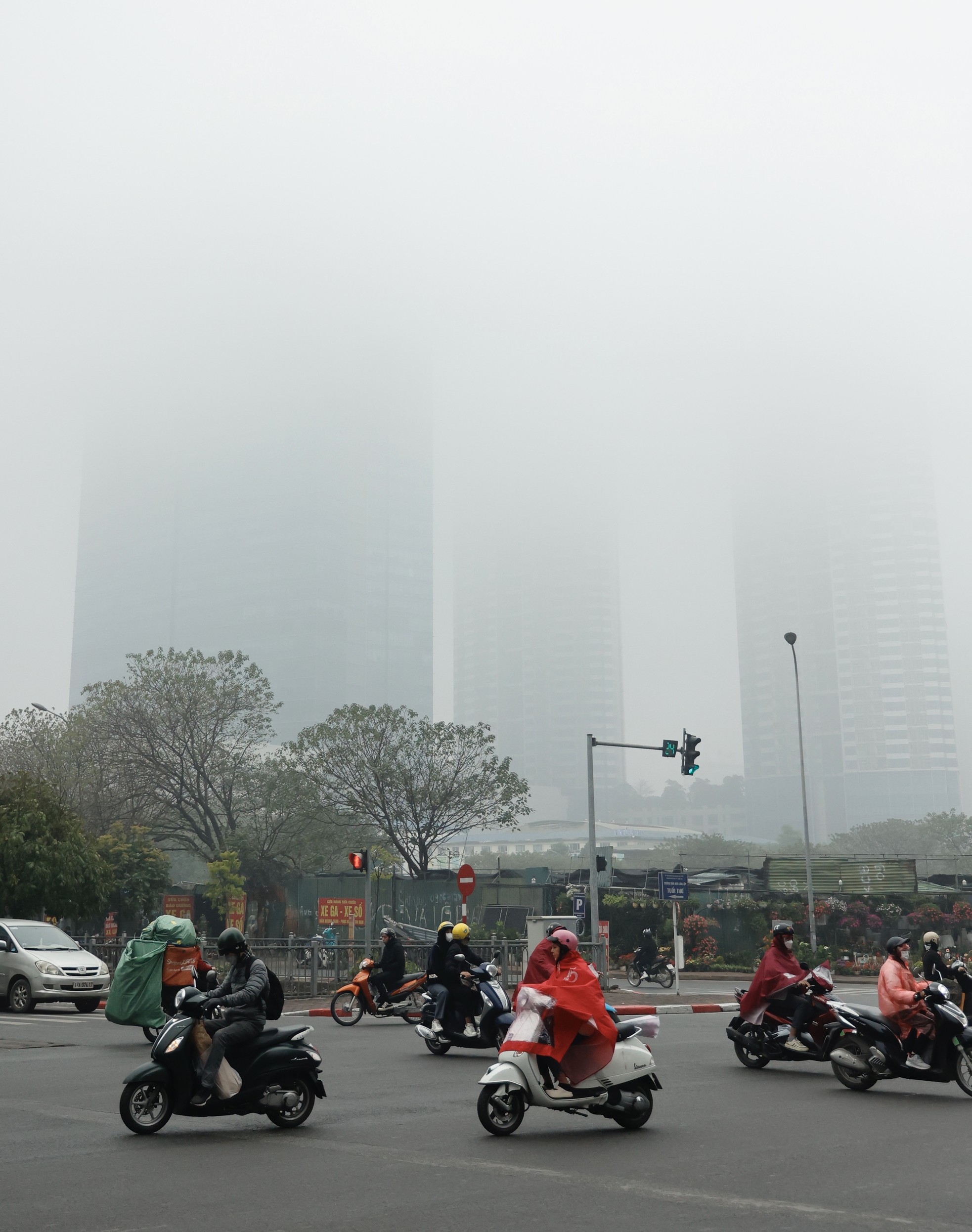 Sương mù dày đặc tiếp tục bao phủ Hà Nội- Ảnh 5.