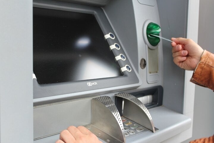 Thiếu tiền, người đàn ông đánh lừa máy ATM và cái kết bi hài- Ảnh 1.