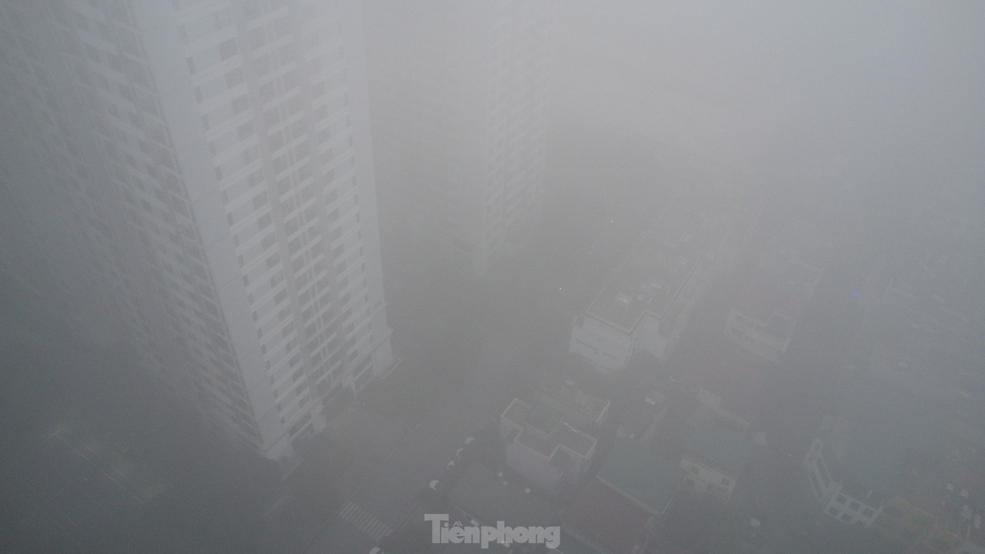 Sương mù dày đặc tiếp tục bao phủ Hà Nội- Ảnh 12.
