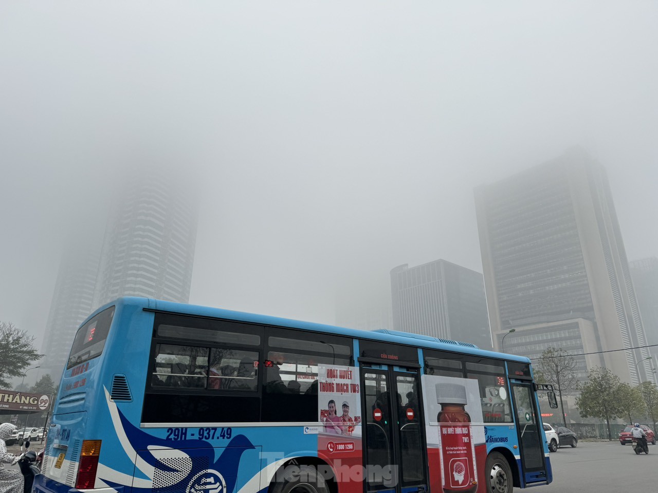 Sương mù dày đặc tiếp tục bao phủ Hà Nội- Ảnh 9.